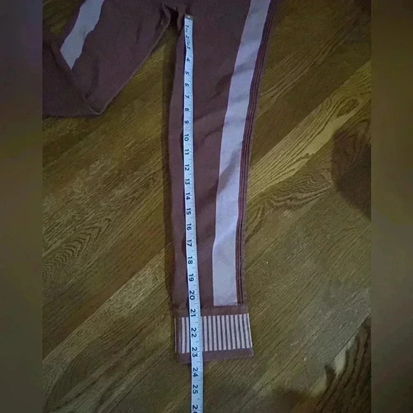 Fabletics Mauve Seamless Leggings, Size M - Picture 3 of 6